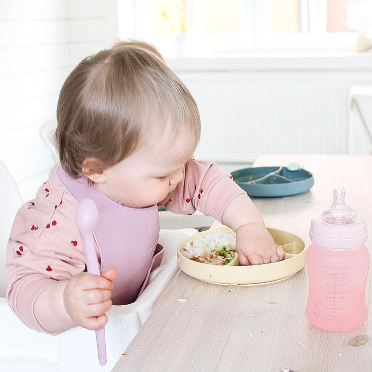 Silicone divided plate for children, with suction cup